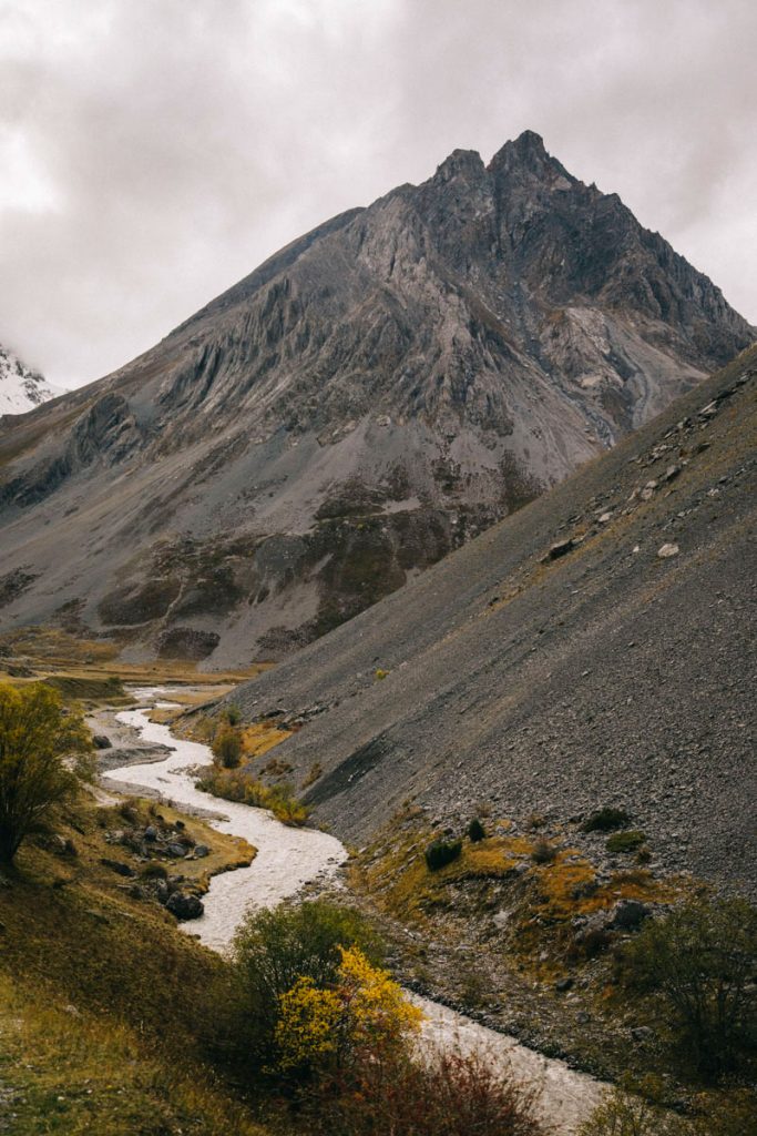 les montagnes volcanique autour du plan Lachat