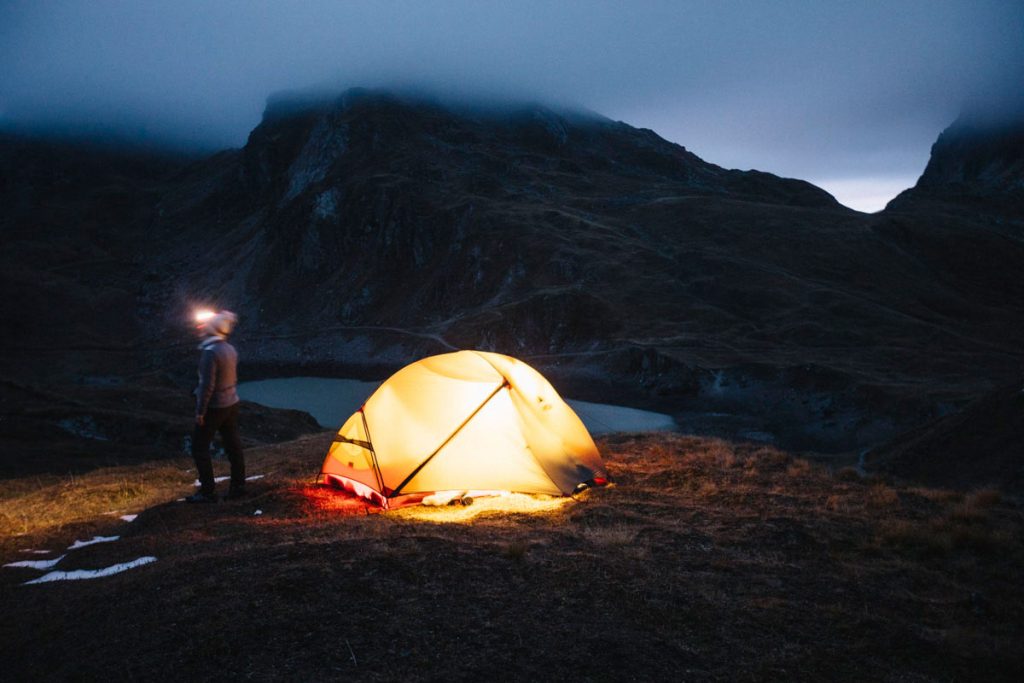 notre campement à la tombée de la nuit