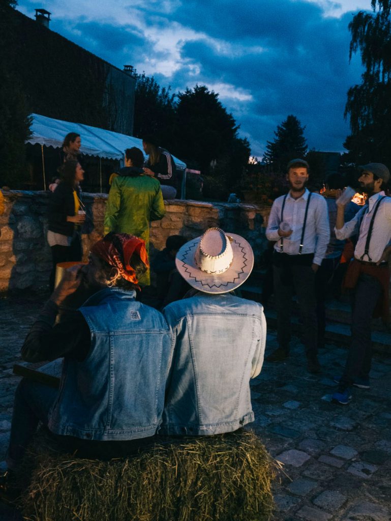 autour du feu de camp lors de la premiere soirée de la MadJacques