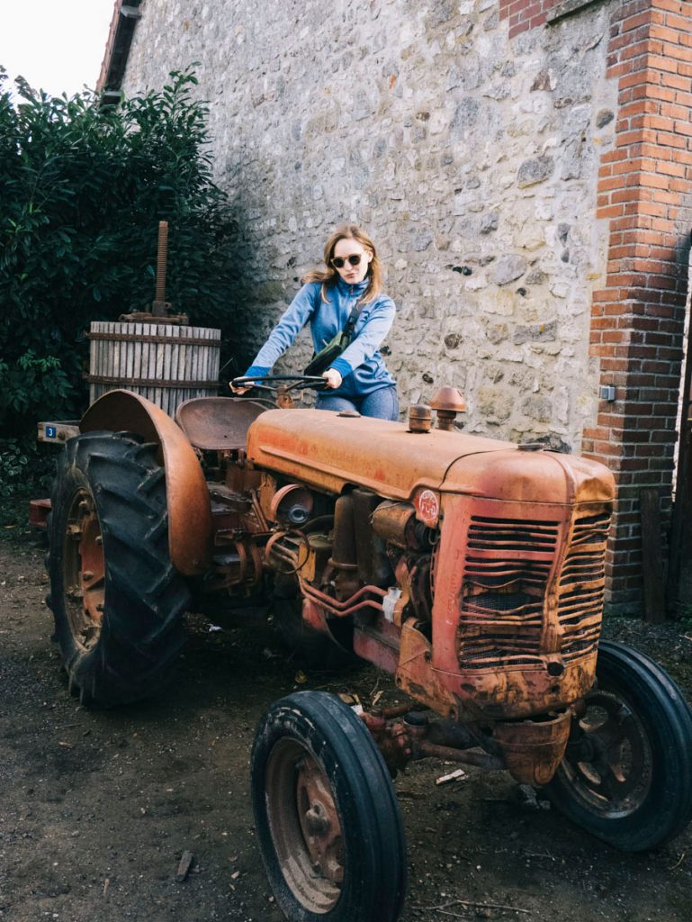 marelune sur son Tracteur pour aller plus vite