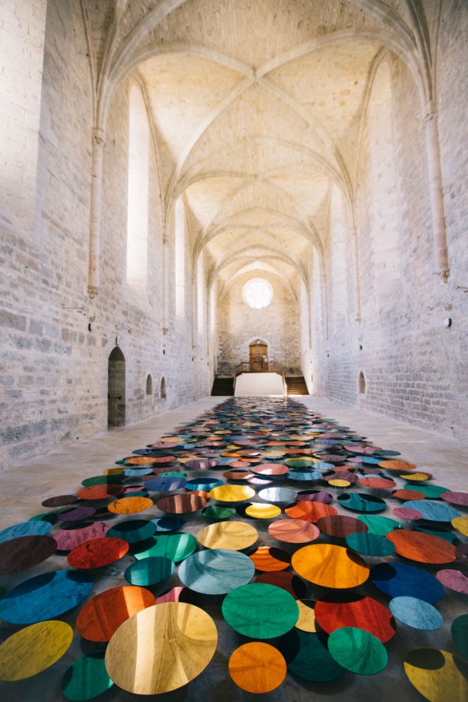 Exposition d'artiste dans l'abbaye de Beaulieu. crédit photo : Clara FERRAND - blog Wildroad