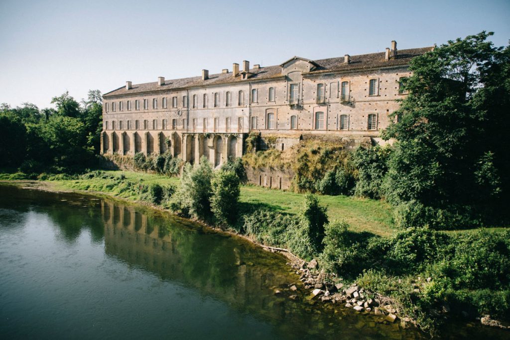 l'abbaye de Belleperche et la Garonne. crédit photo : Clara FERRAND - blog Wildroad