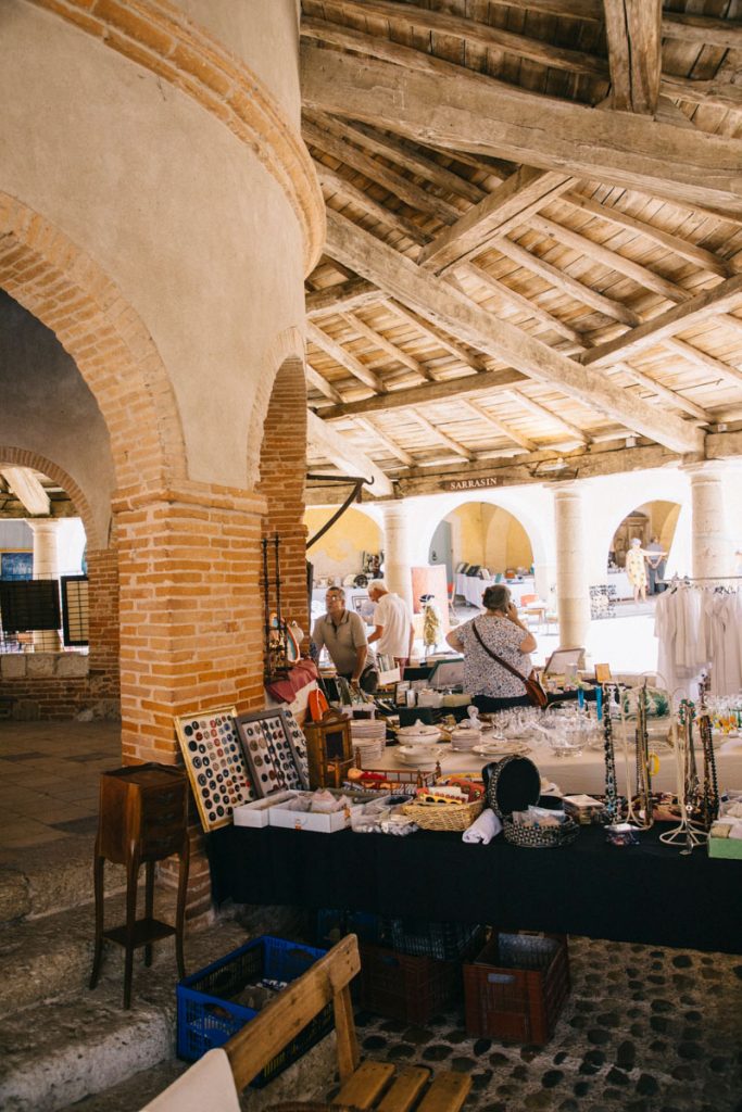 brocanteur dans le village d'Auvillar. crédit photo : Clara FERRAND - blog Wildroad