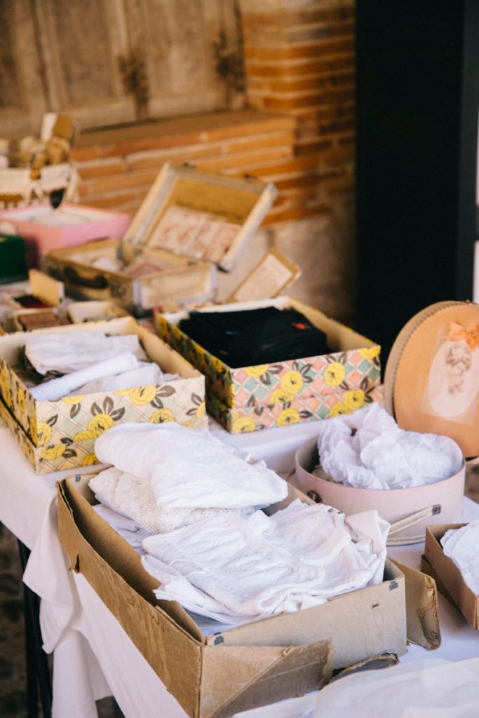 exposant d'une brocante à Auvillar. crédit photo : Clara FERRAND - blog Wildroad