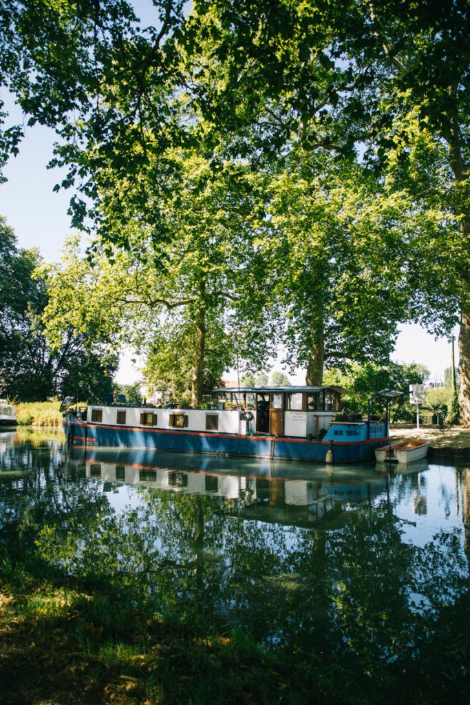 Réflection d'une péniche sur le canal des 2 mers. crédit photo : Clara FERRAND - blog Wildroad