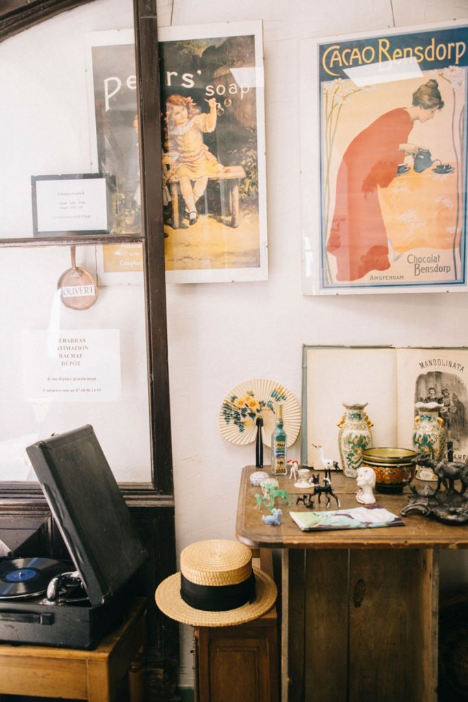 village de caylus et ses brocanteurs. crédit photo : Clara FERRAND - blog Wildroad