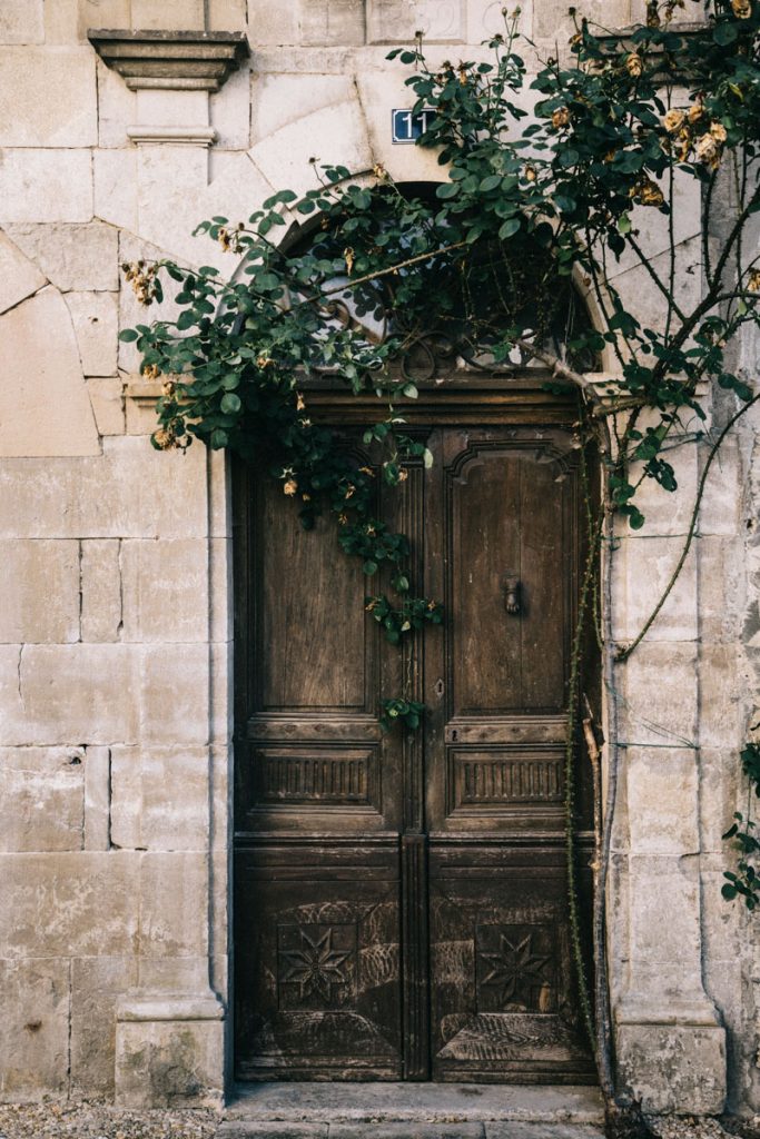 une belle porte dans le village de Caylus. crédit photo : Clara FERRAND - blog Wildroad