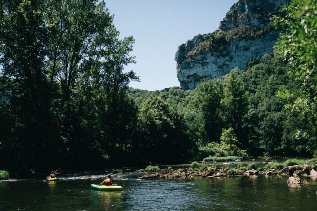 Kayak sur l'Aveyron dans le Tarn et Garonne. crédit photo : Clara FERRAND - blog Wildroad