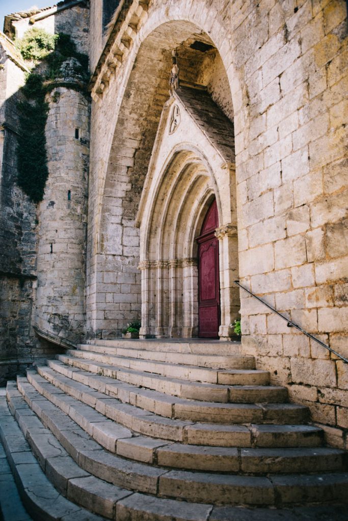 l'entrée de l'église de Caylus. crédit photo : Clara FERRAND - blog Wildroad