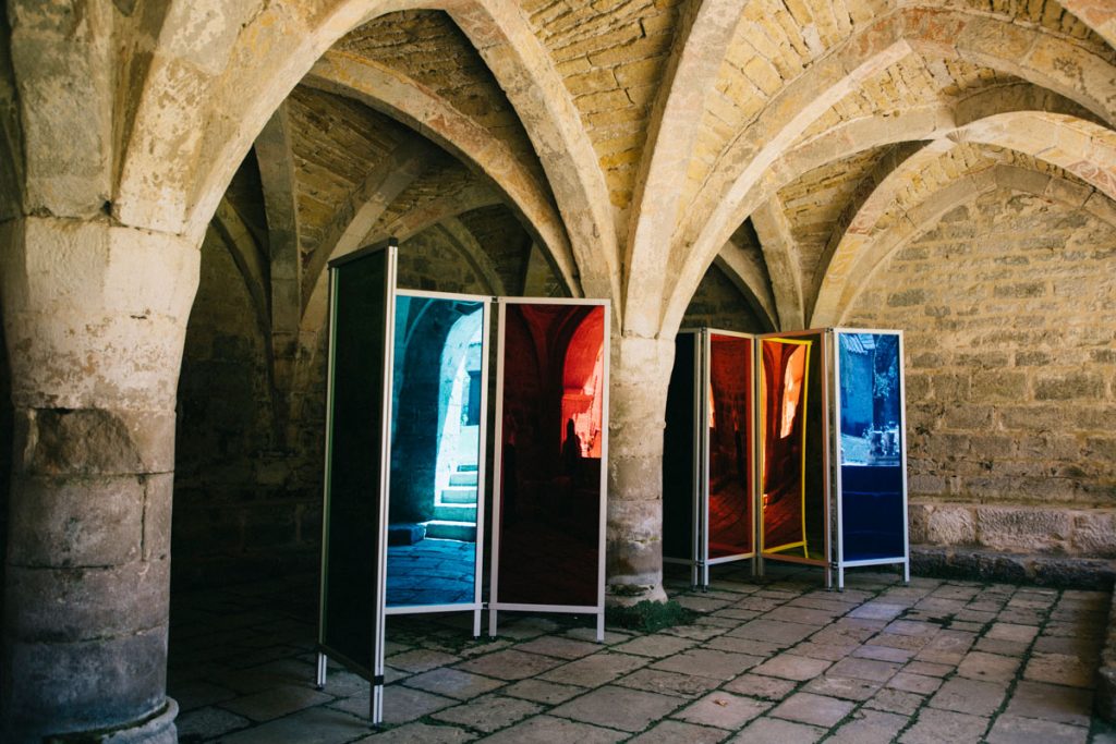 exposition 'art contemporain dans l'abbaye de Beaulieu. crédit photo : Clara FERRAND - blog Wildroad