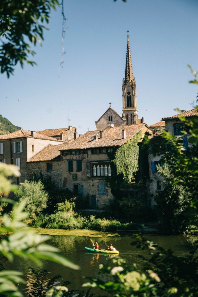 kayak dans les gorges de l'Aveyron depuis Saint-Antonin-Noble-Val. crédit photo : Clara FERRAND - blog Wildroad