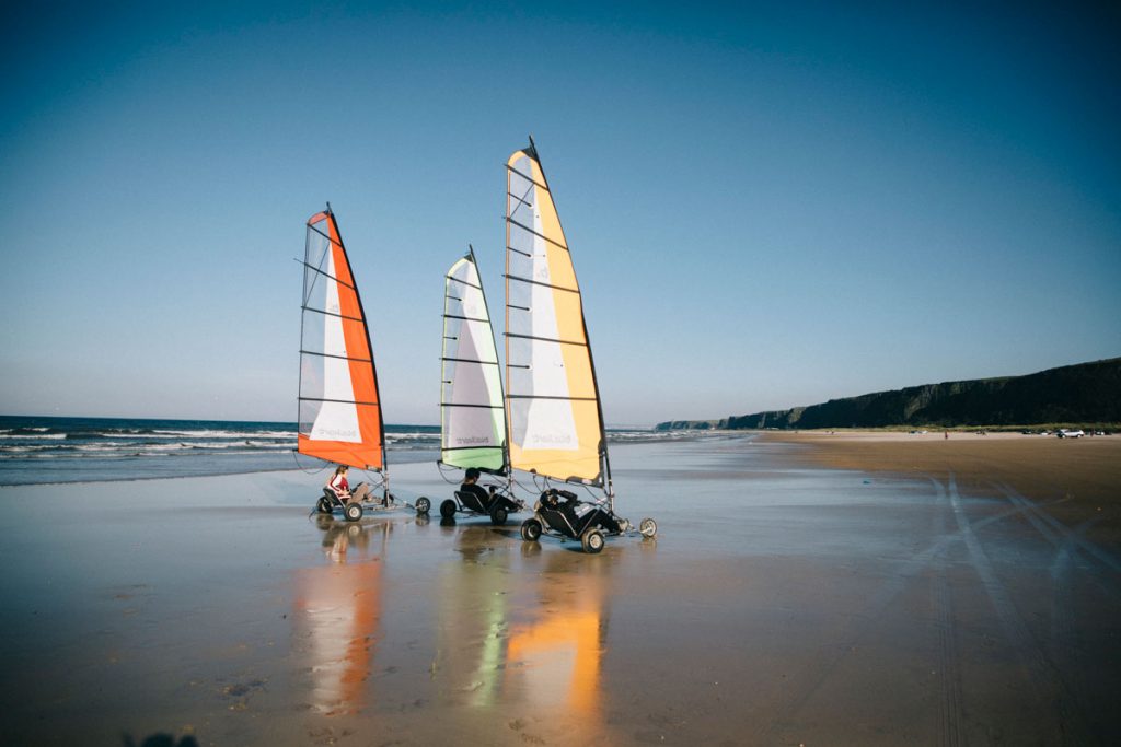faire du char à voile sur un plage en irlande du Nord