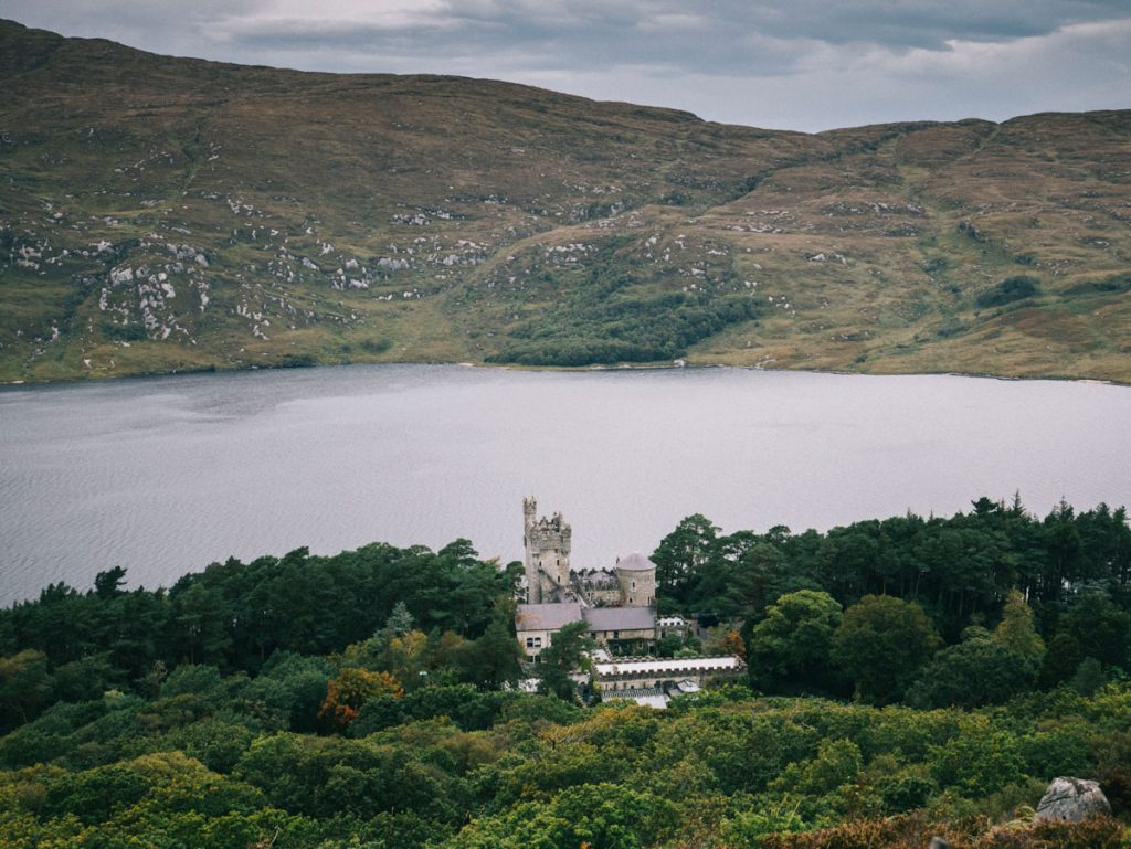 le chateau de Glenveagh depuis un point de vue en randonnée