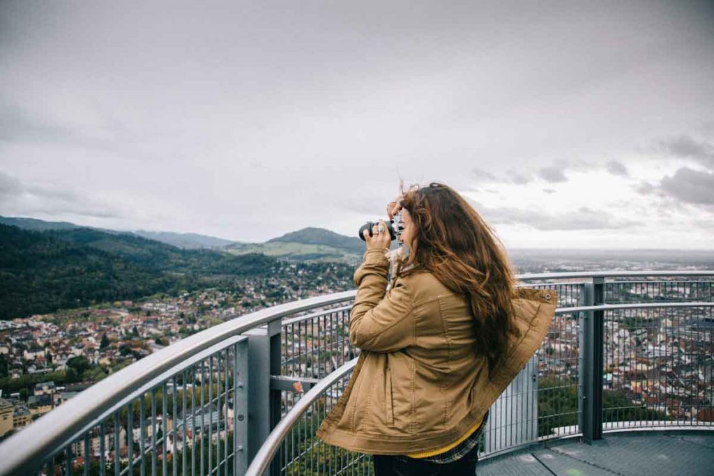 la tour du Schlossberg avec la vue sur fribourg et la foret noire