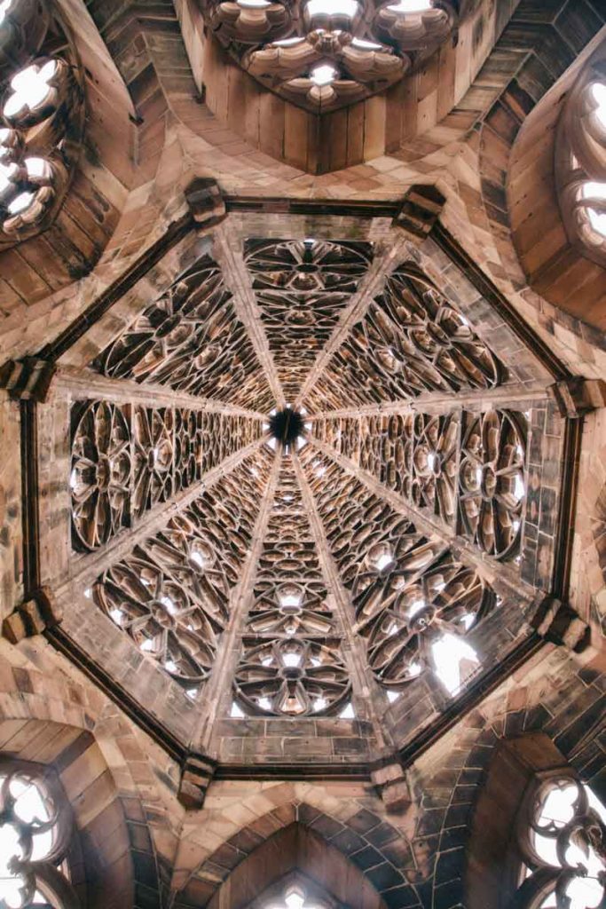 sou le clocher de la cathédrale de Freiburg