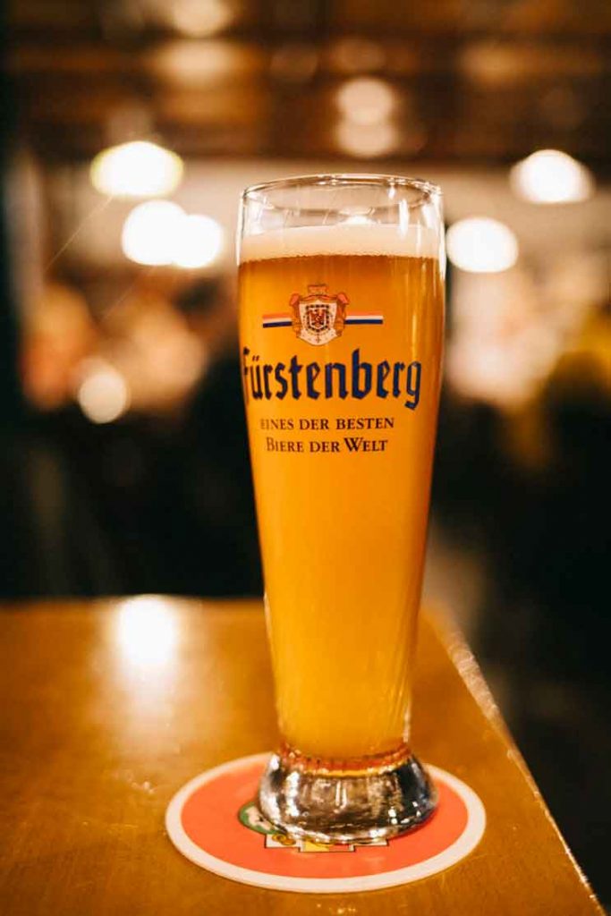 boire une bière dans le meilleur bar de Fribourg