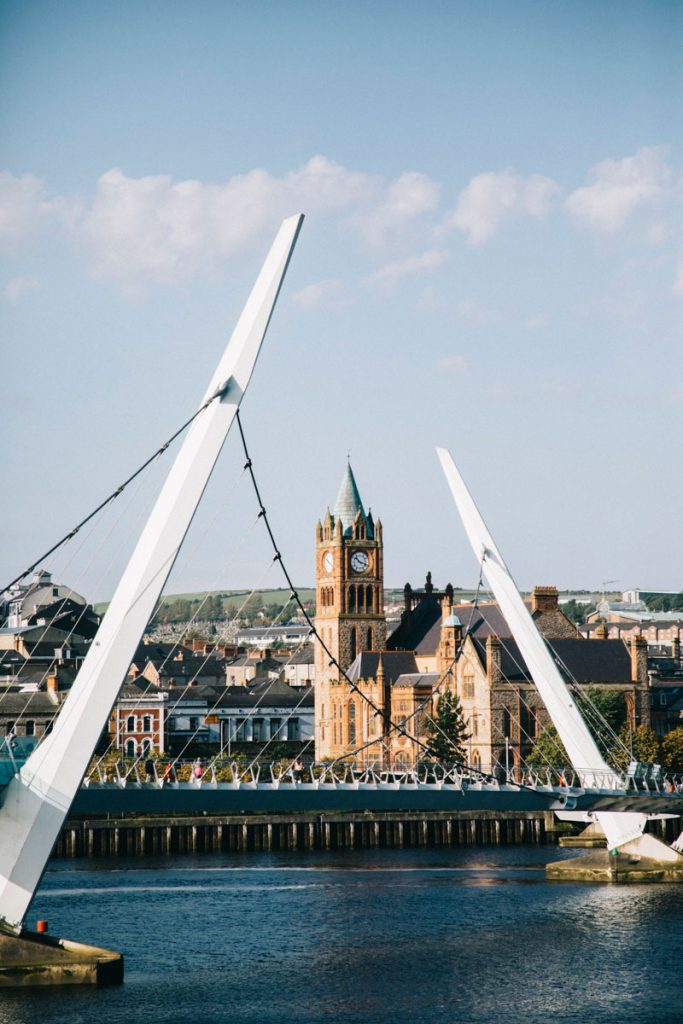 le pont de la paix de la ville de Derry