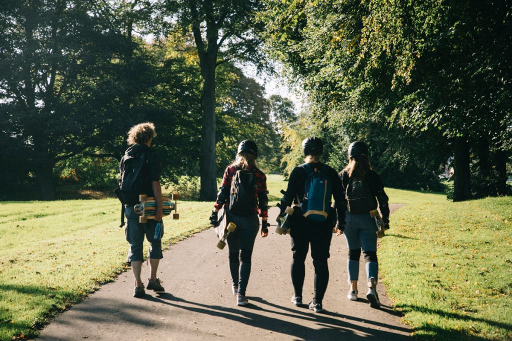 faire du longboard dans le parc de St Columbs
