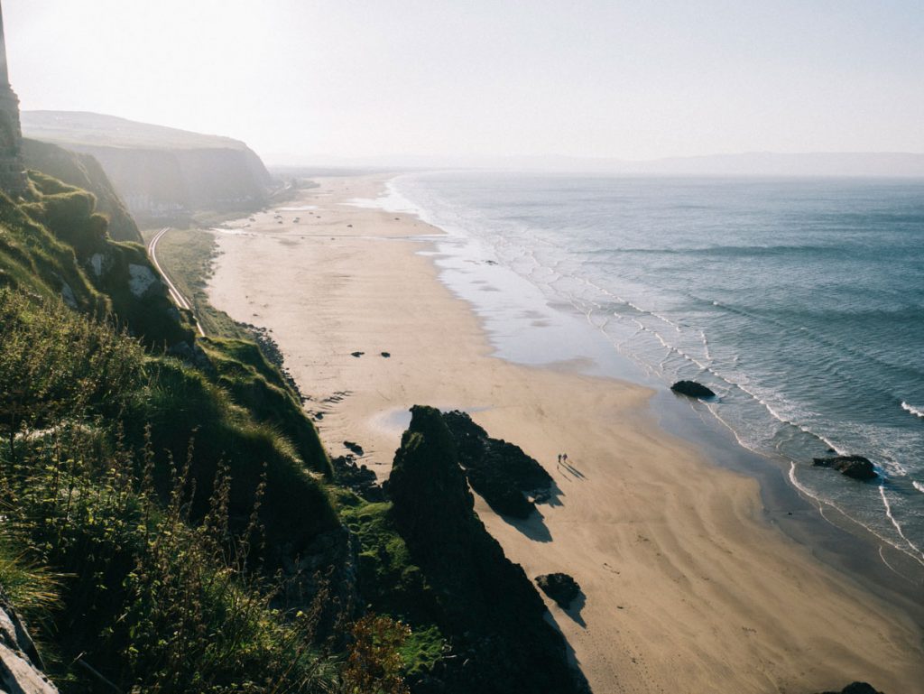panorama sur la côte des géants en Irlande du Nord