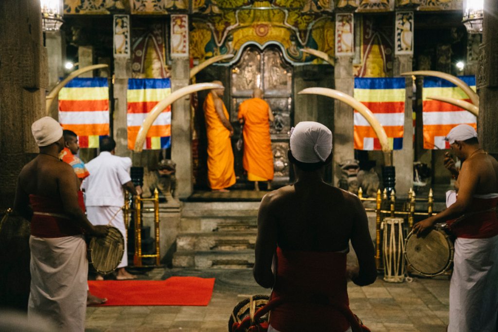 cérémonie au temple de la dent à Kandy