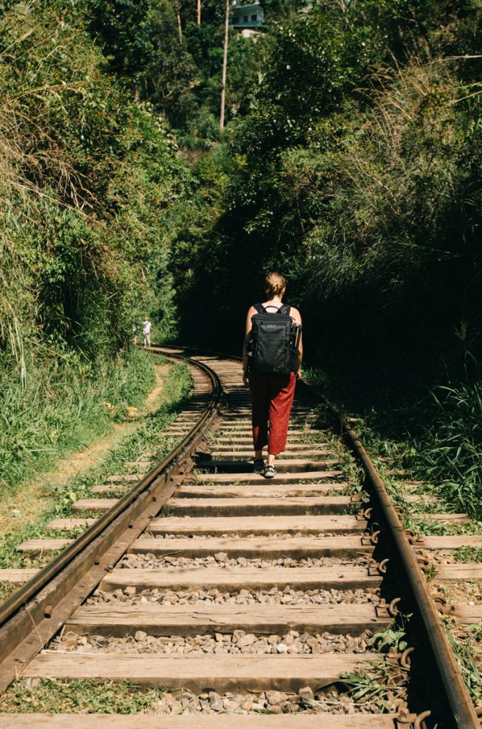 marcher sur les rail du train à Nine arch bridge
