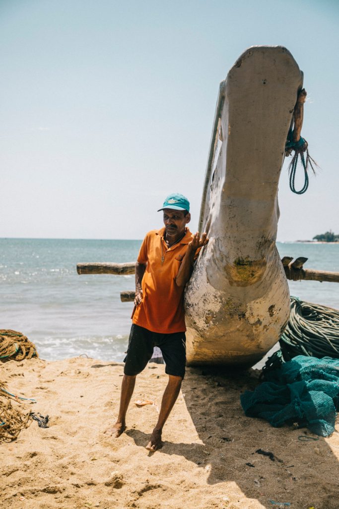 les pêcheurs dans le port de Galle