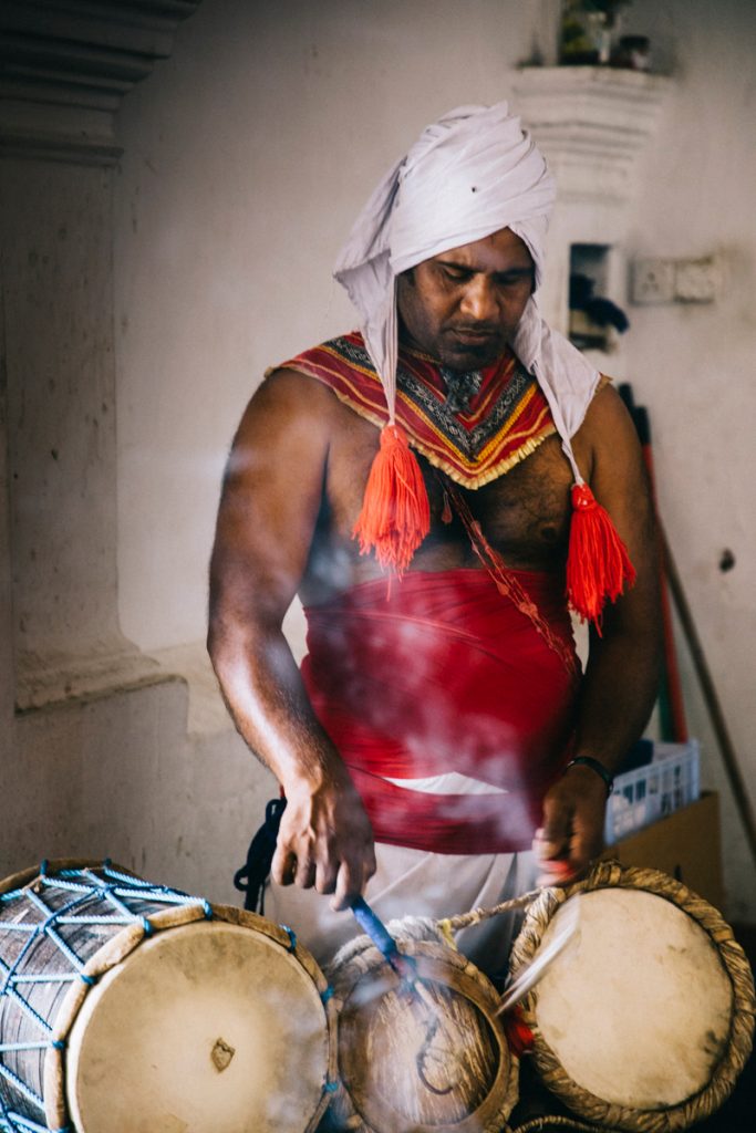 percussionniste devant les grottes de Dambulla