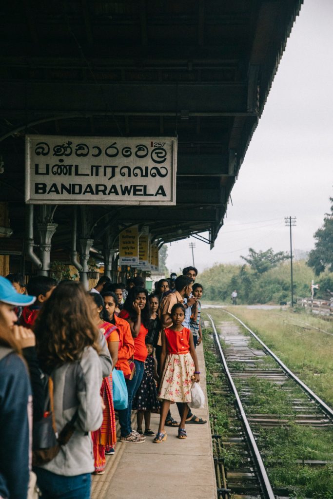 prendre le train à la gare d'Ella