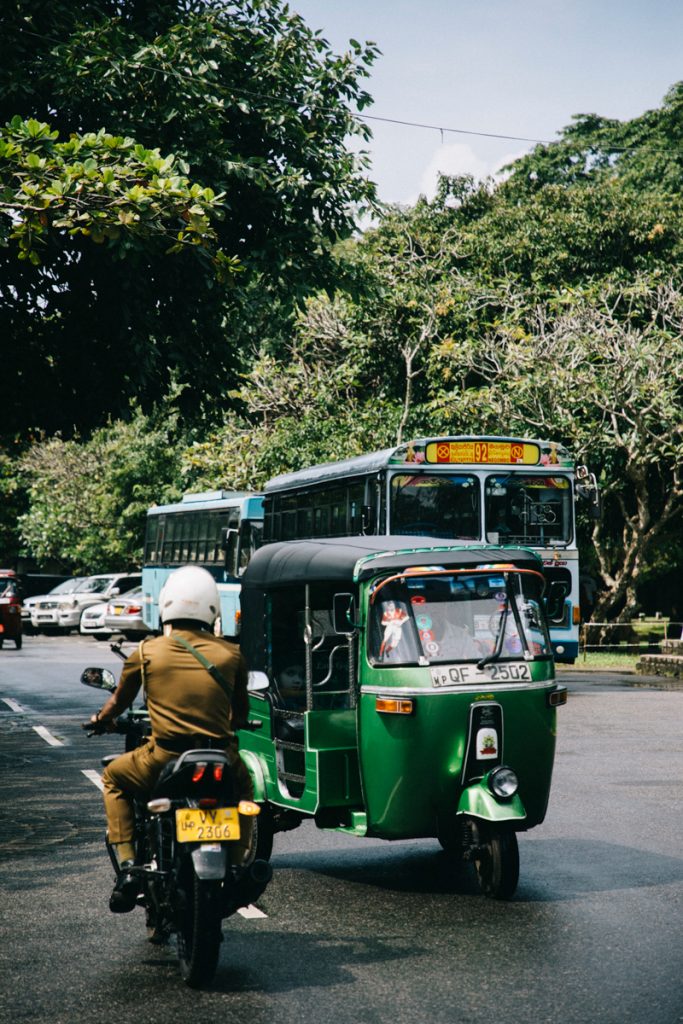 si déplacer en tuktuk à Colombo la capitale du Sri Lanka