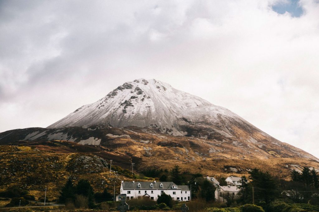 le chateau de Glenveagh depuis un point de vue en randonnée