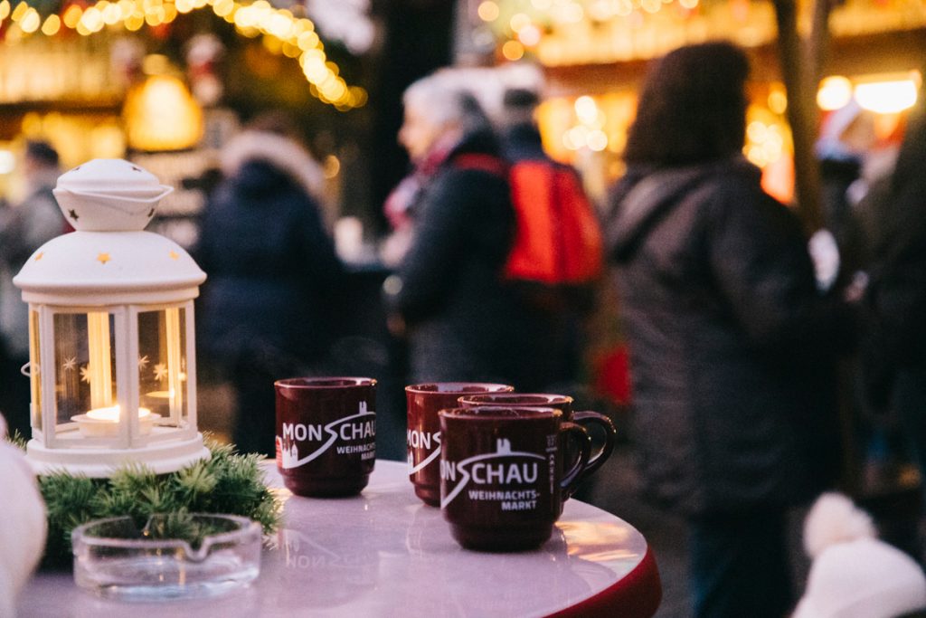 boire du vin chaud sur le marché de Noël