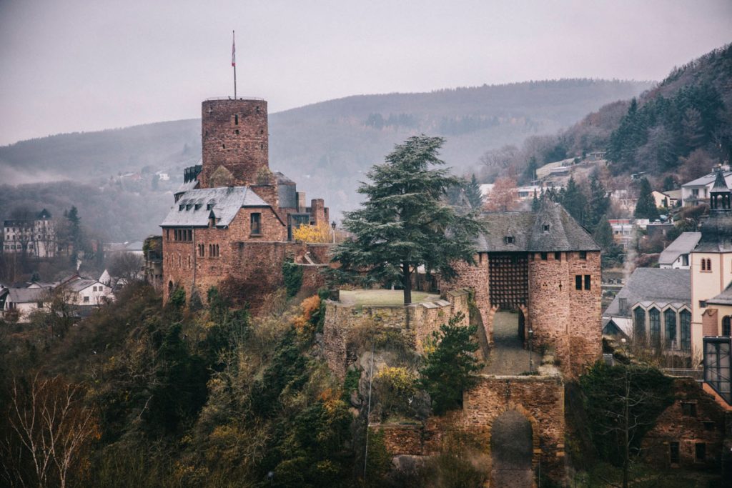 la vue sur le chateau fort d'Heimbach depuis le sentier de randonnée de Luna