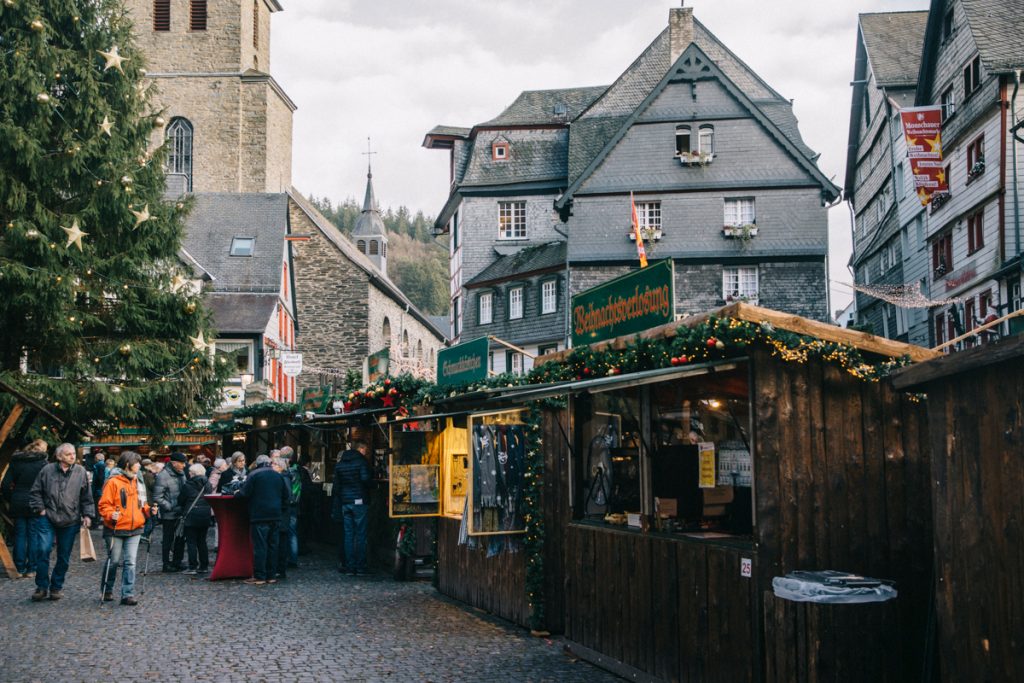 visiter le marché de Noël lors d'un week-end à Montjoie