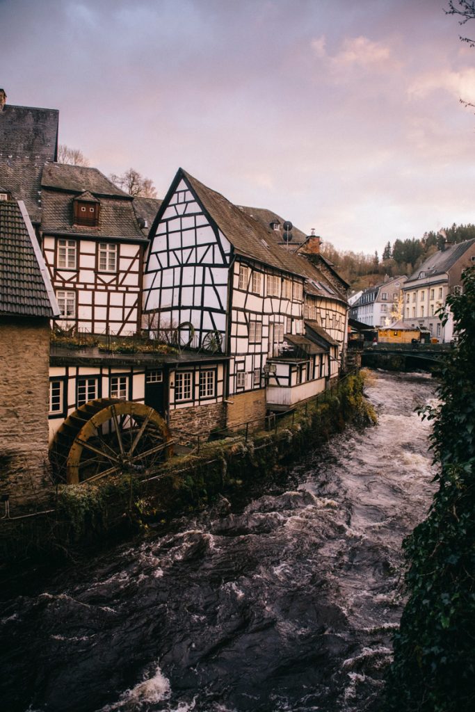 le moulin et les maison à colombage de la ville médiévale de Montjoie