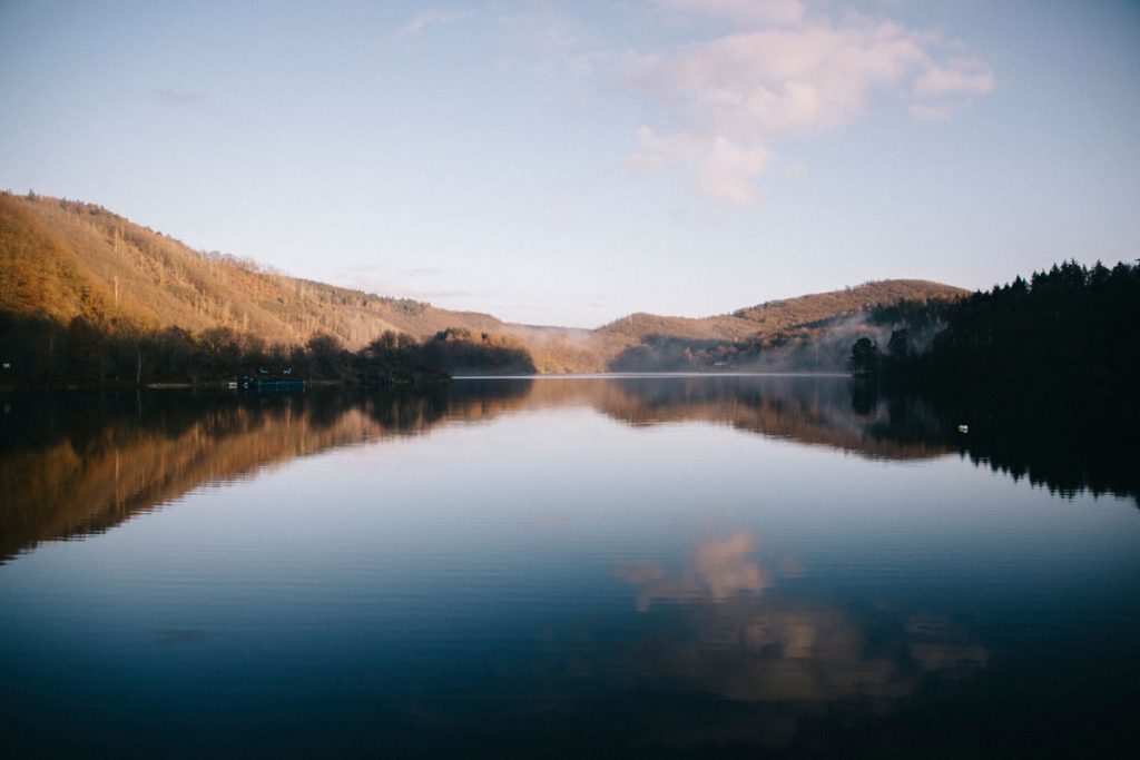 La vue sur le lac d'Obersee depuis le barrage de Rurberg