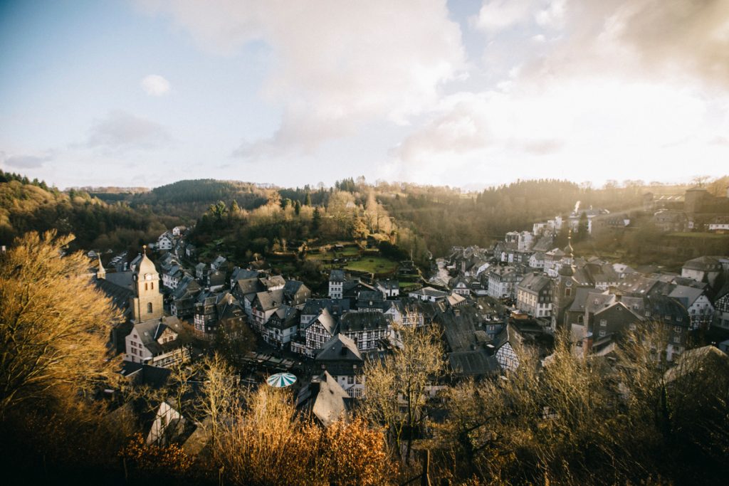 panorama sur la ville de Monschau en hiver