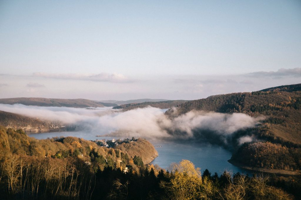 panorama sur la Rur depuis la route dans le parc national d'Eifel