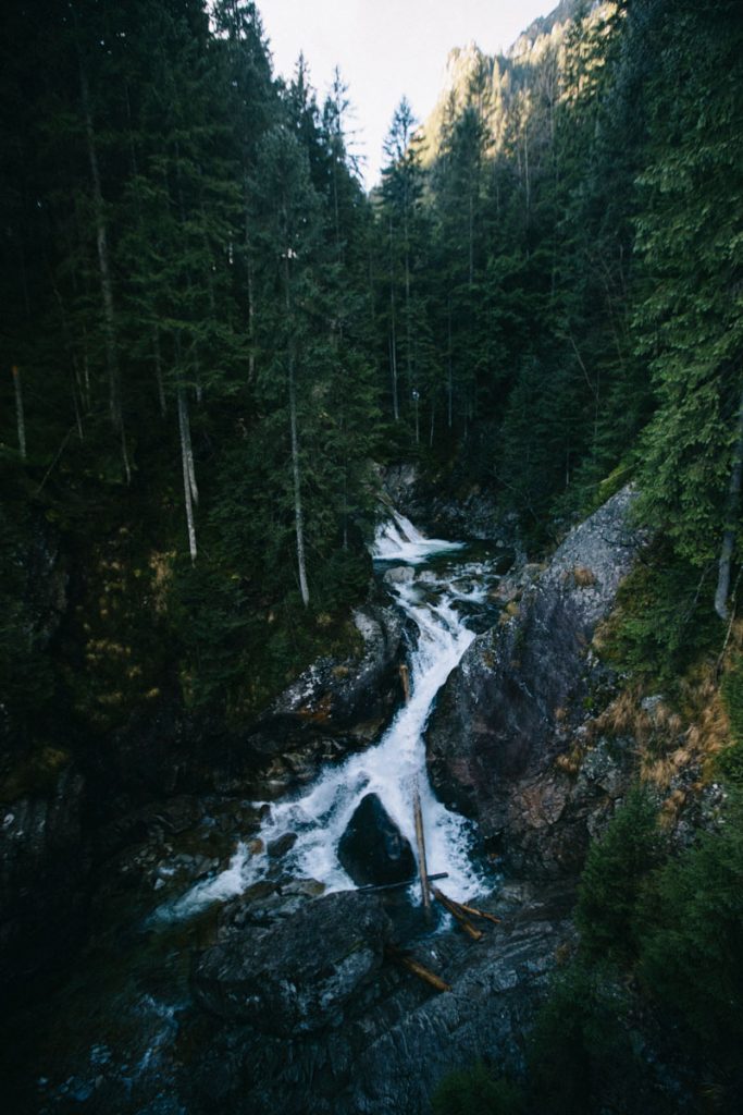 une cascade sur le sentier de randonnée en direction du lac de Morskie Oko