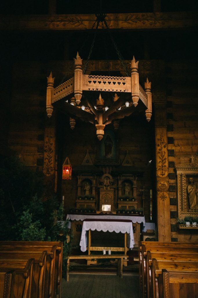 l'intérieur des églises en bois