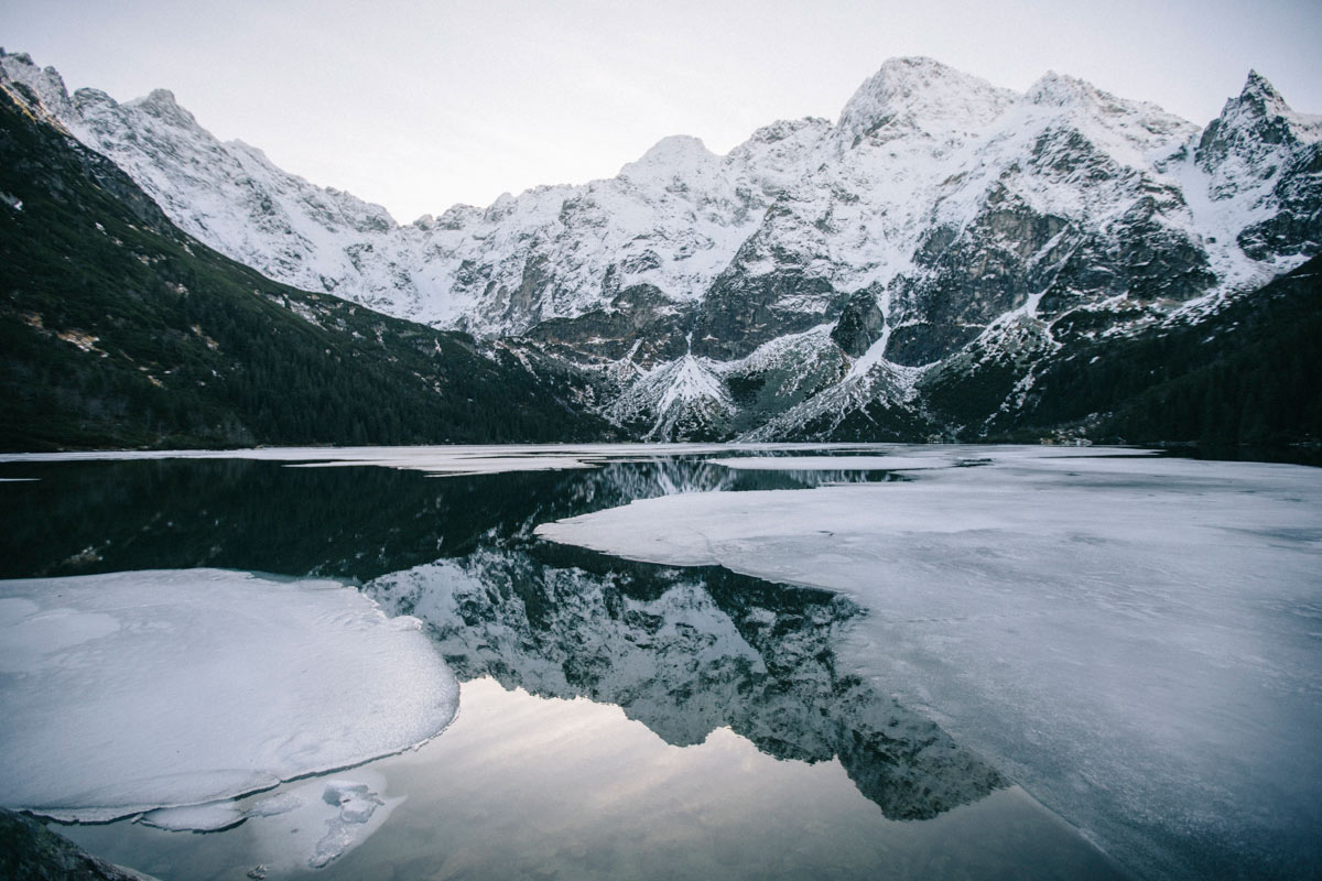 le lac Morskie ooo avec un manteau blanc de neige