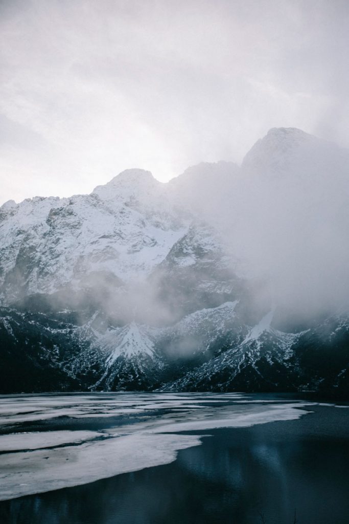 brume sur le lac de Morskie Oko dans les Tatras