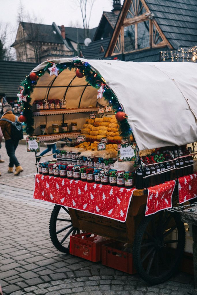 Roulotte où l'on peut acheter du fromage traditionnel de Zakopane
