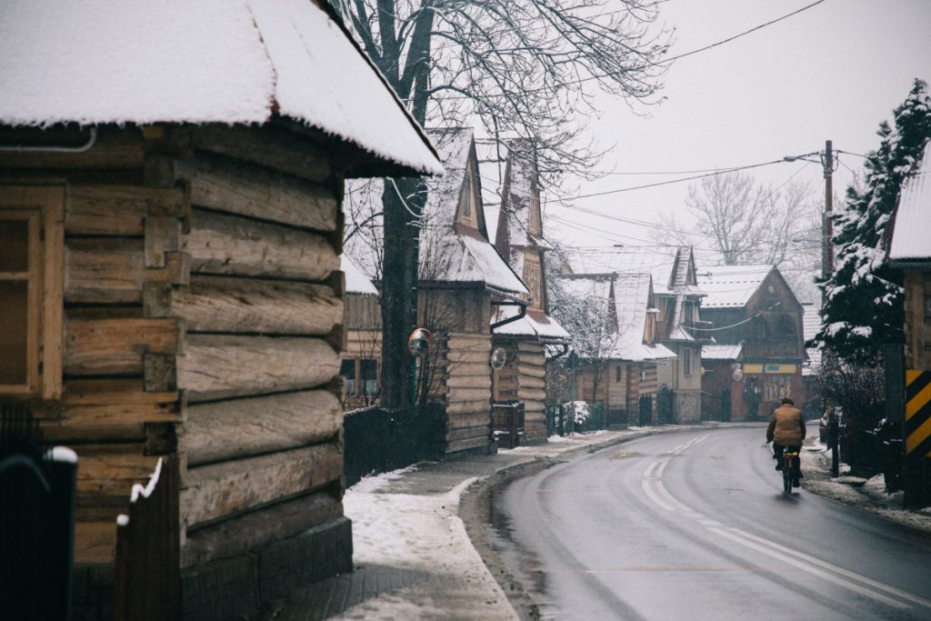 le petit village traditionnel de Chocholow dans la région des Tatras