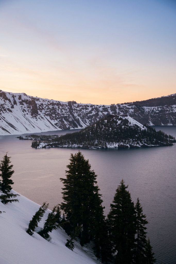 le paysage enneigé de Crater lake