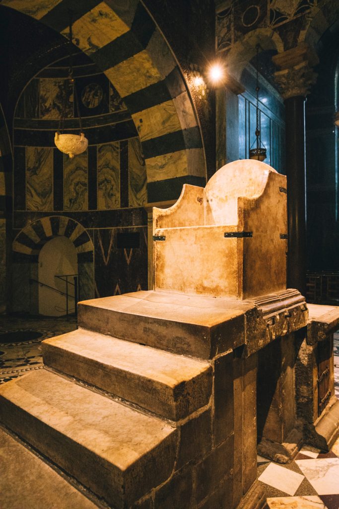 le trône de marbre de Charlemagne à la cathédrale de Aachen
