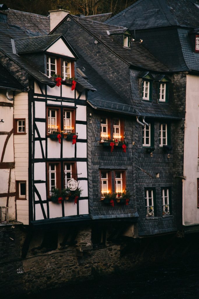 les maison à colombage au bord de la Roer à Monschau