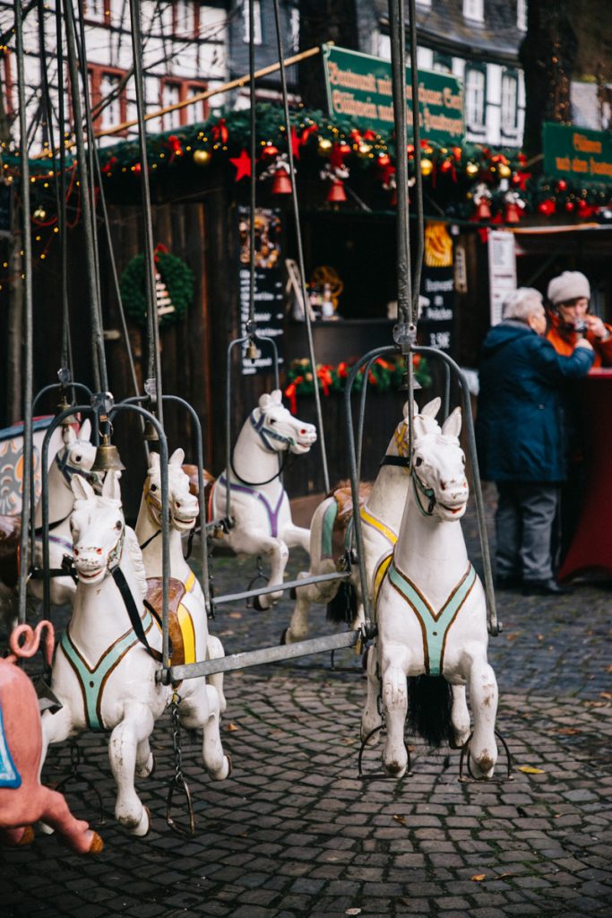 le vieux manège du marché de Noël de Monschau