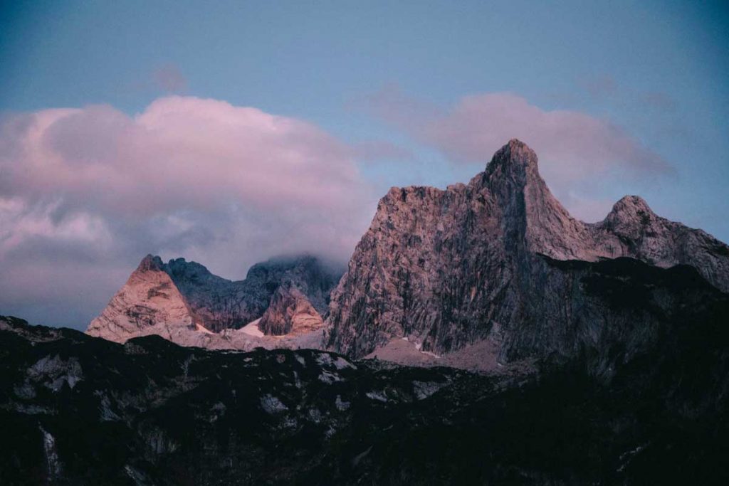 Les montagnes et le glacier de horer Dachstein en Haute-Autriche
