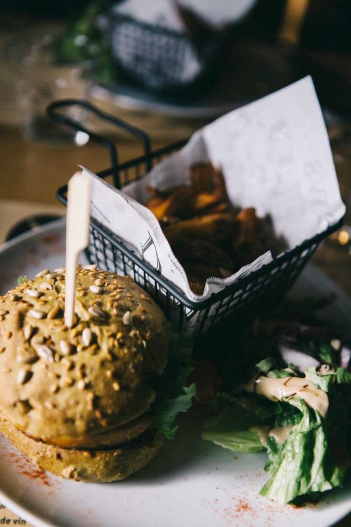 le burger vegetarians du Buddha ski sur le domaine du Corbier