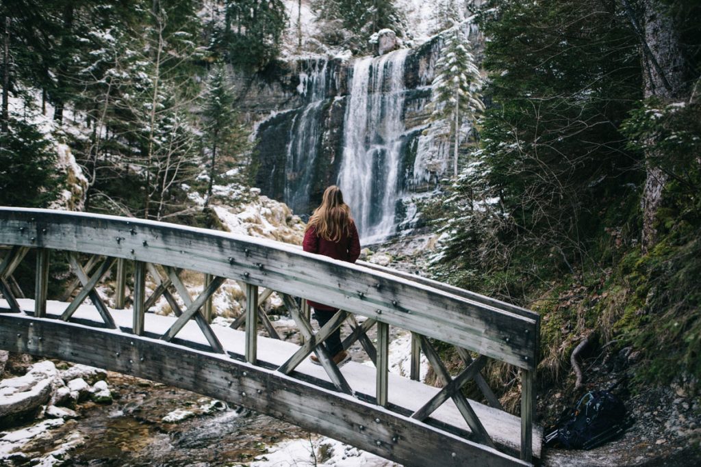 la grande cascade et le pont en bois au cirque de Saint-Même